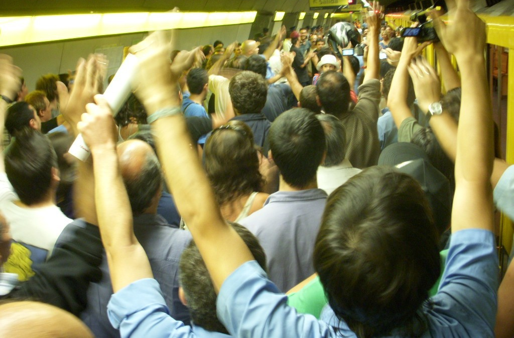 “LA LIBERTAD AVANZA” no puede ser superada por el reformismo electoral del FITU. ES NECESARIO «REVOLUCIONAR» IMPUGNEMOS SUS FUNDAMENTOS IDEOLÓGICOS Y REIVINDICAR EL PROGRAMA SOCIALISTA.