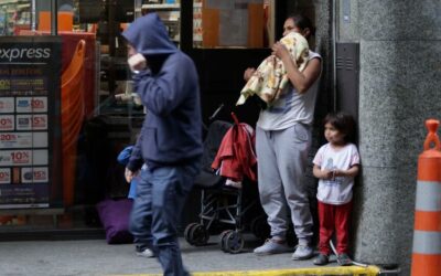 UNA PLAZA Y UN BALCÓN.                                               LA BURGUESÍA, LOS SECTORES MEDIOS ESTUDIANTILES Y LA CLASE OBRERA.                   ¿QUIÉN ES EL QUE SE JODE?