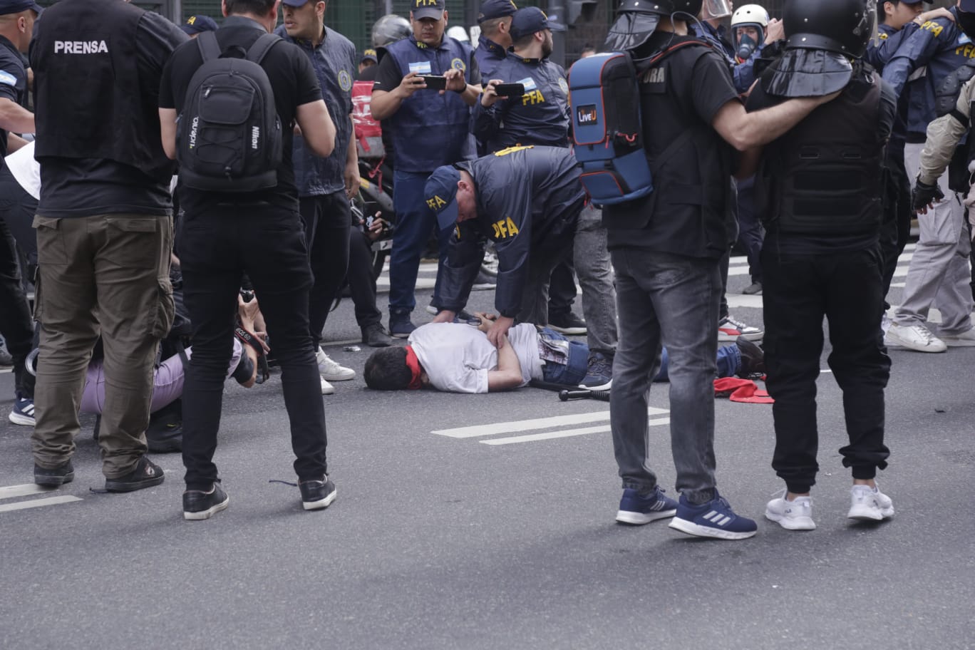 MARCHA-Y-REPRESION-AJUBILADOS-CURAS-9