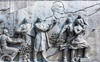 LOS CAPITALISTAS NO DEBEN CONSERVAR LA FACULTAD DE FABRICAR LA OPINIÓN PÚBLICA