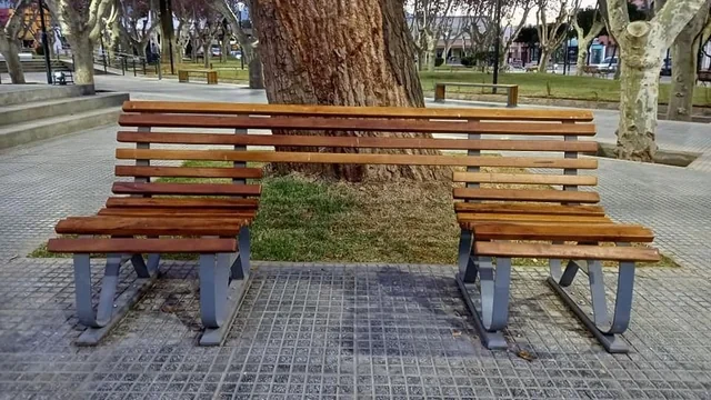 PARA DOMINAR EL MUNDO  SE NECESITAN DOS COSAS:  DÓLARES Y BANCOS