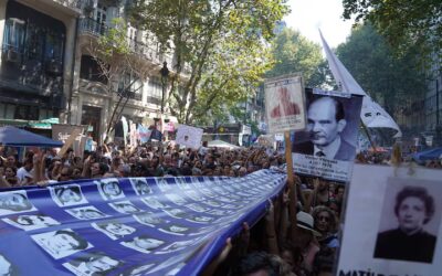 Debajo de las banderas impactantes, las relaciones capitalistas le quitan humanidad a la existencia.