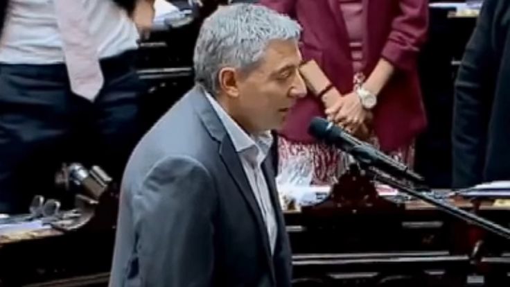 CADENA NACIONAL Y UNA TELA BLANCA CON UNA LEYENDA .